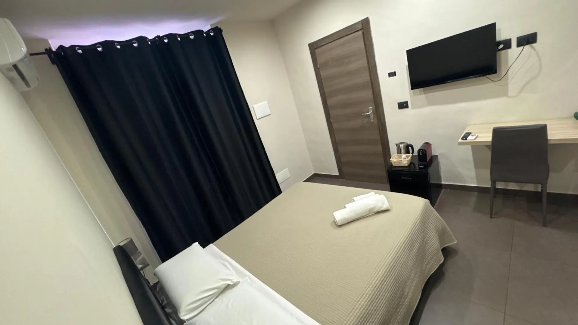 Bed and Breakfast Sistra's Aeroporto di Catania Fontana Rossa